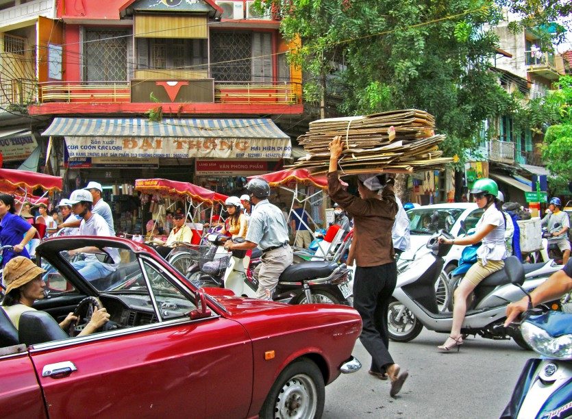 Trubel in den Straßen von Hanoi in Vietnam