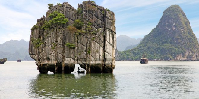 Malerische Felsen in der Halong-Bucht in Vietnam