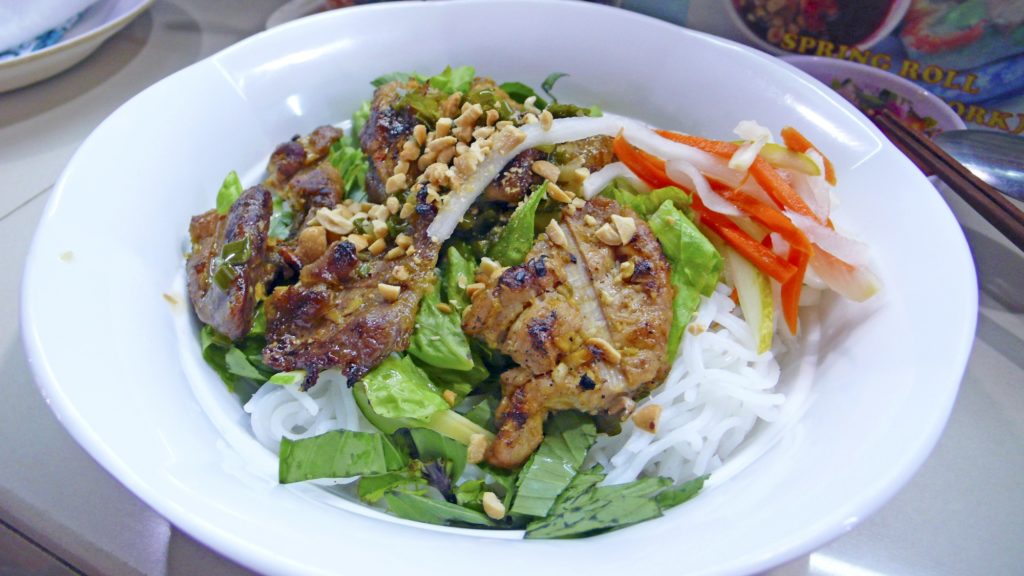 Bun Thit  Vietnamesische Reisnudeln mit gegrilltem Fleisch