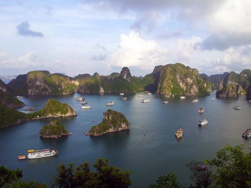 Blick in die Halong-Bucht von der Insel Ti Top in Vietnam