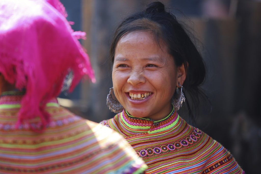 Frauen in traditionellem Blumenhmong in Nordvietnam