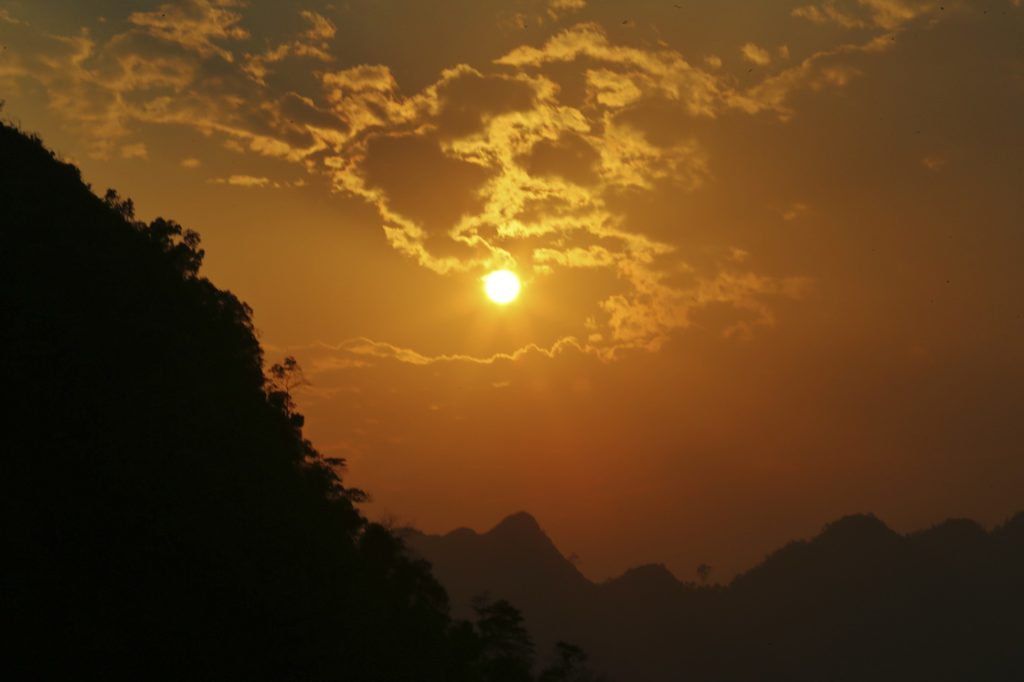 dramatischer Sonnenuntergang im Karstgebirge Vietnams