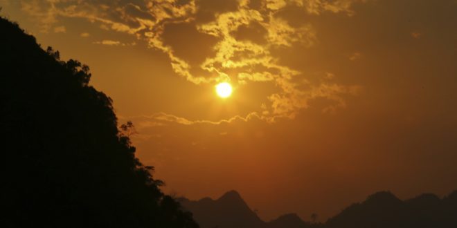 dramatischer Sonnenuntergang im Karstgebirge Vietnams