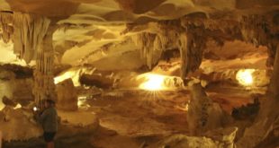 Sonnenstrahlen in einer Tropfsteinhöhle der Halong-Bucht in Vietnam