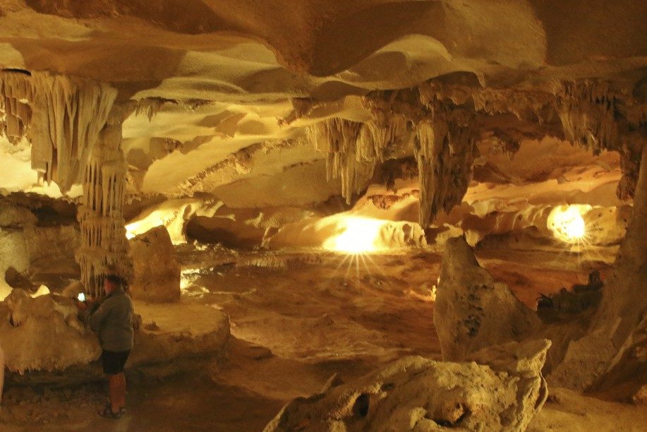 Sonnenstrahlen in einer Tropfsteinhöhle der Halong-Bucht in Vietnam
