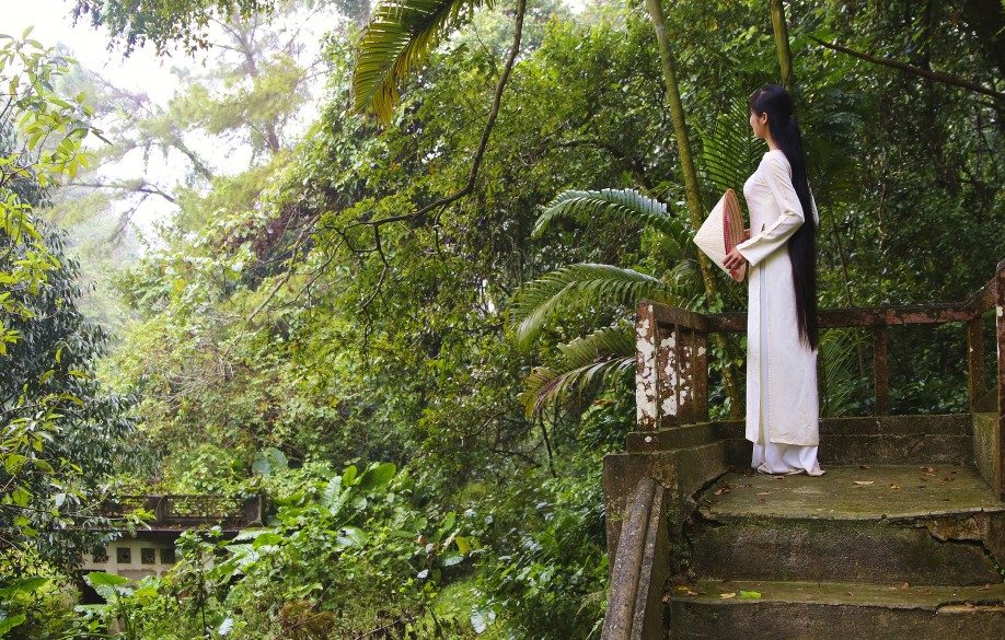 junge Frau in traditionellem Gewand im Cuc-Phuong-Nationalpark in Vietnam