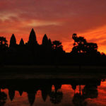 Die Silhouette des imposanten Angkor Wat im Morgenlicht in Kambodscha