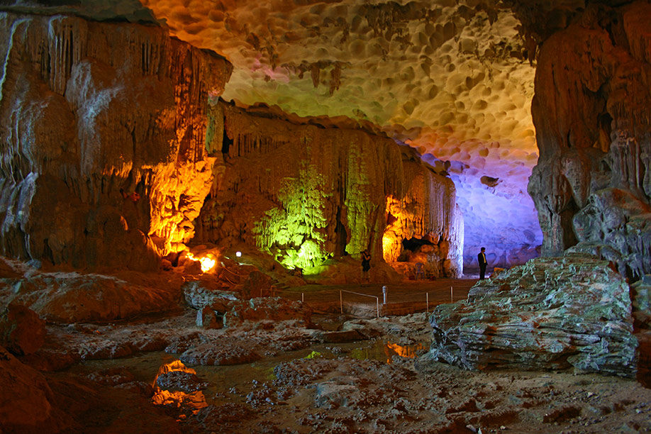 Karsthöhle in der Halong-Bucht in Vietnam