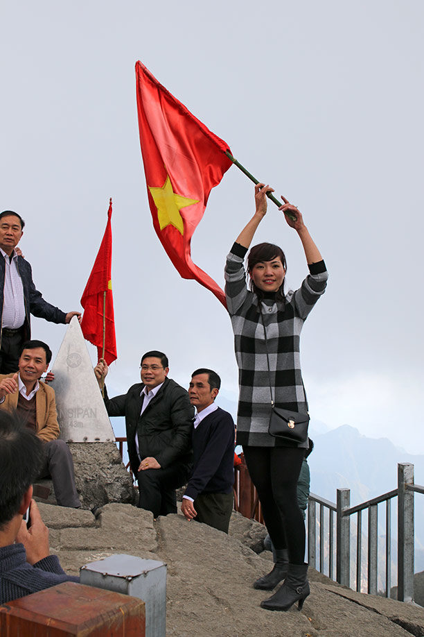 Mit vietnamesischer Flagge auf dem Gipfel Fansipan