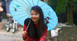 Junge Vietnamesin mit traditionellem Schirm