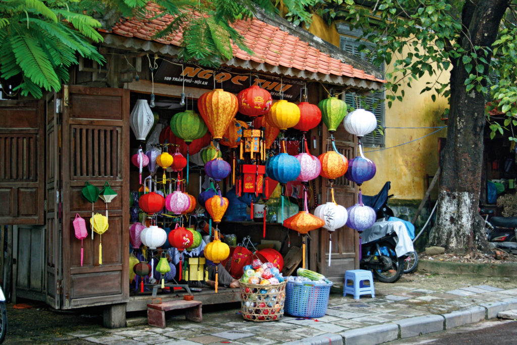 traditionell handgefertigte farbenfrohe Lampen in Hoi An in Vienam