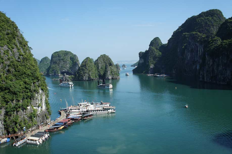 herrlicher Blick auf die Inseln der Halong-Bucht in Vietnam