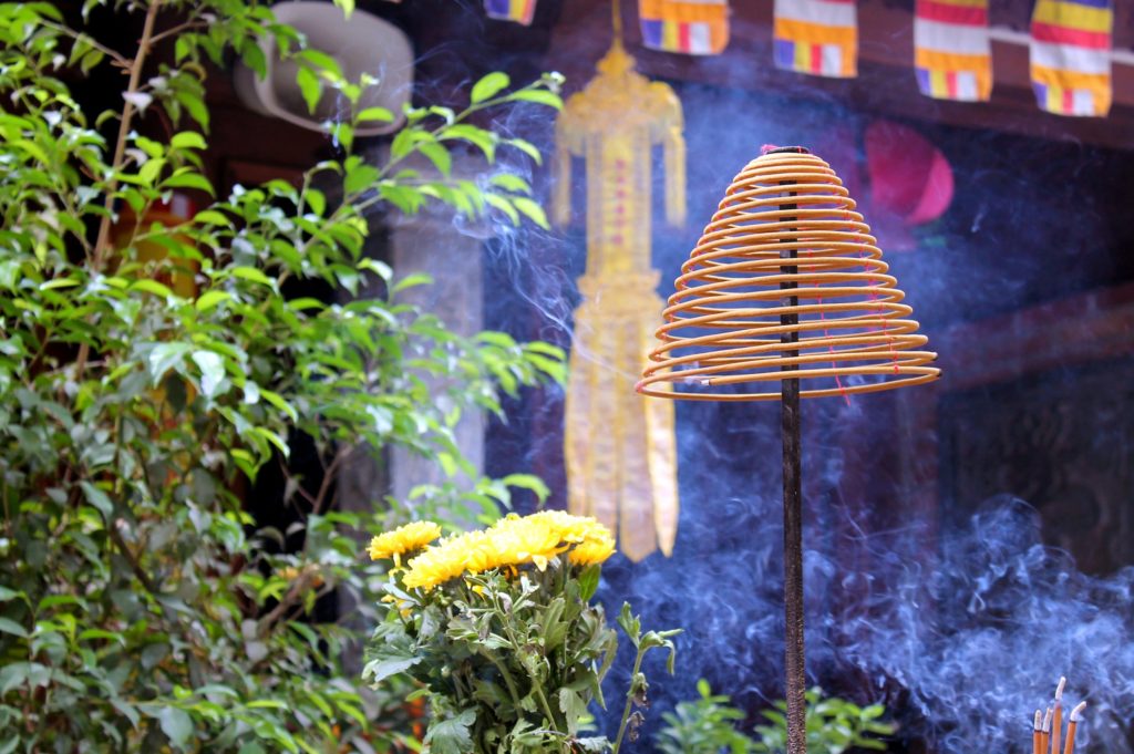 Duftende Räucherspirale in Vietnam