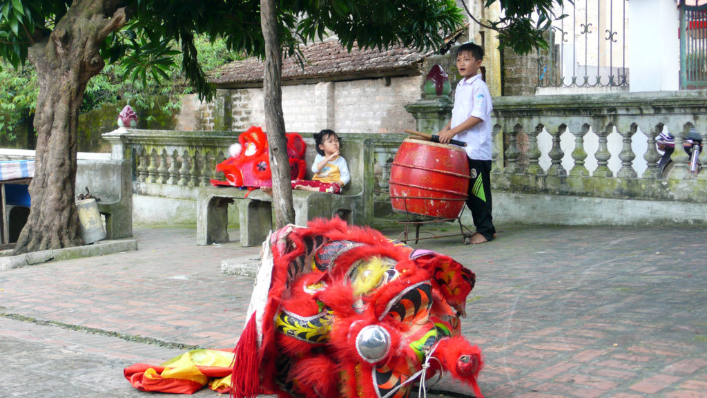 Vietnamesischer Junge beim Musizieren in Vietnam