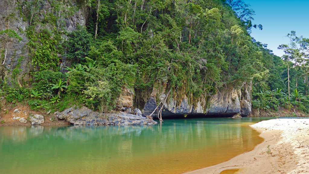 Sandbank vor einer der unterirdisch durchflossenen Grotten im Phong-Nha-Nationalpark in Vietnam