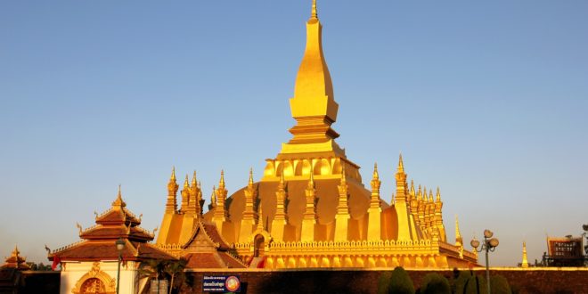 Naionalheiligtum Wat Tat Luang von Vietnam im Abendlicht